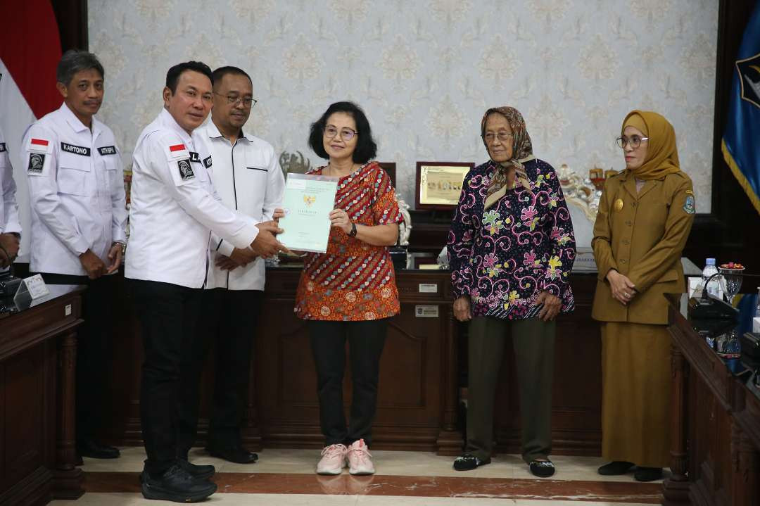 Penyerahan secara simbolis 39 sertifikat Hak Guna Bangunan (HGB) di atas Hak Pengelolaan Lahan (HPL) kepada warga pemegang IPT, Senin 14 Oktober 2024. (Foto: Pemkot Surabaya)