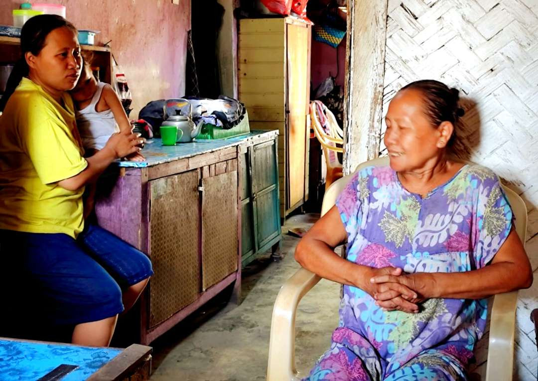 Suyati (kanan) dan anaknya, Devi Ika Yustiani merasa kecewa dengan adanya penundaan pencarian bansos (Foto: Rusdi/Ngopibareng.id)