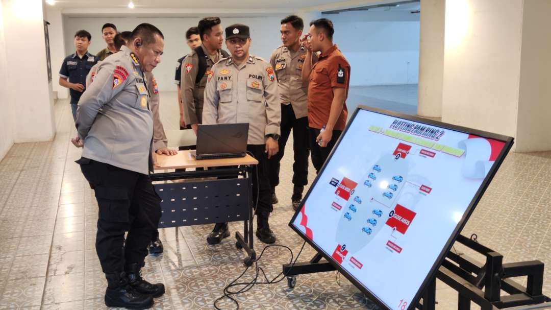 Karo Ops Polda Jatim, Kombes Pol Puji Santosa memimpin persiapan pengamanan debat Pilgub Jatim 2024 di Gedung Graha Unesa, Surabaya, Kamis 17 Oktober 2024. (Foto: Fariz Yarbo/Ngopibareng.id)