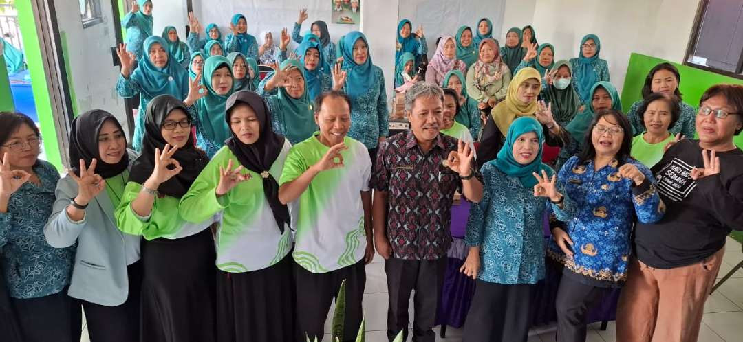 kegiatan sosialisasi dilaksanakan di Gedung RW 05 lingkungan Bence  Kelurahan Pakunden Kecamatan Pesantren. Pesertanya melibatkan ibu PKK, Persatuan Waria Kota Kediri serta Warga Peduli Aids (Fendi Lesmana/ngopibareng.id)