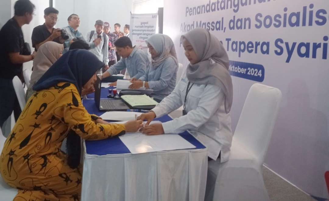 ASN di Jember melaksanakan akad KPR Tapera di Gedung Sujarwo Universitas Jember, Jawa Timur. (Foto: Rusdi/Ngopibareng.id)