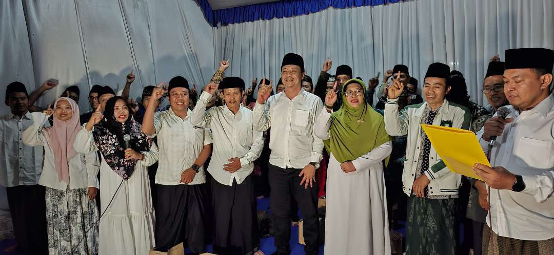 Yayasan Perjuangan dan Pondok Pesantren Kedung lo Kediri menyatakan sikap mendukung pasangan calon Bupati dan Wakil Bupati Kediri Deny-Mudawamah. (Foto: Fendi Lesmana/Ngopibareng.id)