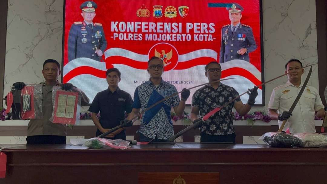 Polisi mengamankan barang bukti senjata tajam dari para pelaku.(Foto: Deni Lukmantara/Ngopibareng.id)