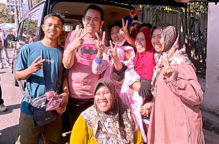 Gus Fawait saat berfoto bersama emak-emak (Foto: Dokumentasi tim Gus Fawait)