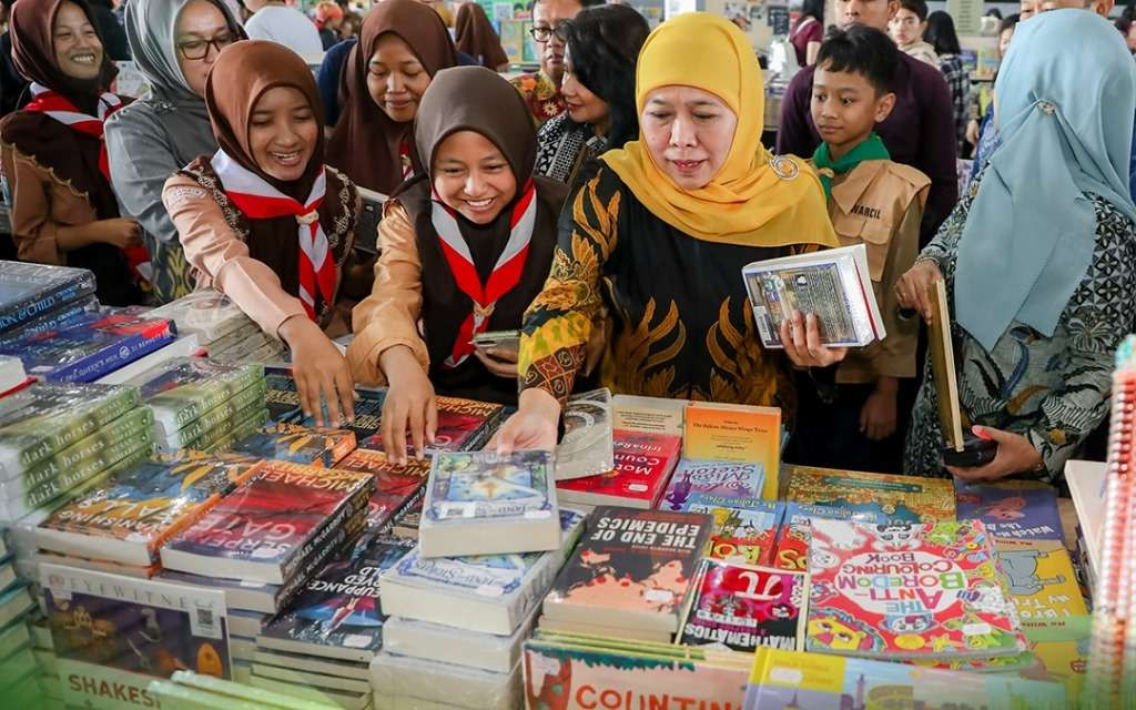 Khofifah Indar Parawansa mendorong perpustakaan sekolah untuk terus mengembangkan inovasi digital. (Foto: Istimewa)