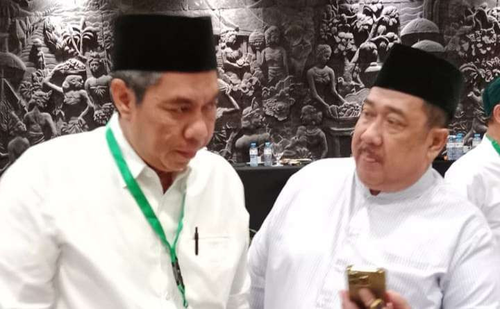 KH Zulfa Mustofa, Wakil Ketua Umum PBNU, bersama H Masduki Toha, Ketua PCNU Kota Surabaya. (Foto:dok/ngopibareng.id)