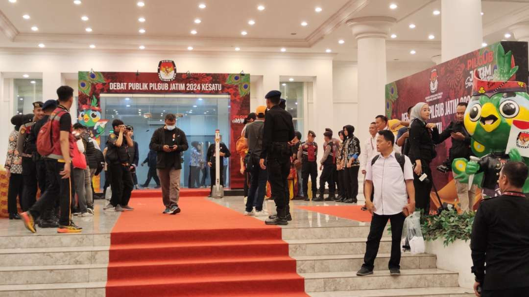 Suasana sebelum debat berlangsung di Graha Unesa, Surabaya, Jumat 18 Oktober 2024. (Foto: Fariz Yarbo/Ngopibareng.id)