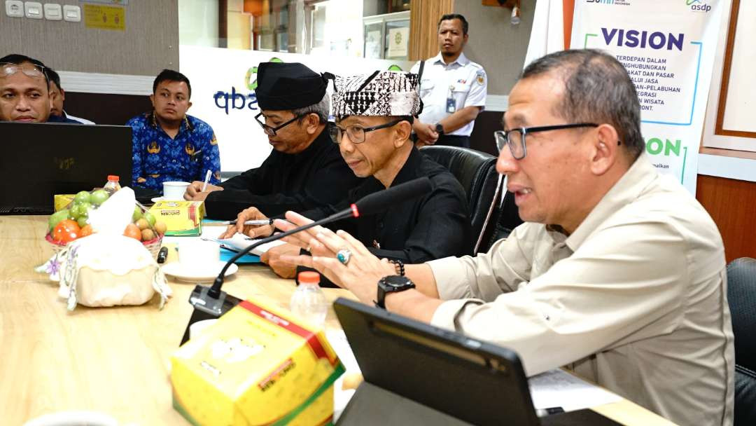 Rapat koordinasi untuk mematangkan persiapan pembangunan skybrdge penghubung Pelabuhan Ketapang-Stasiun Ketapang. (Foto: Humas Pemkab Banyuwangi)