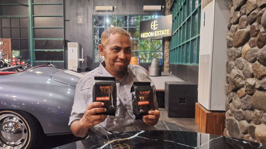 Mantan narapidana kasus terorisme, Umar Patek saat memamerkan produk kopi robusta dan arabika yang diberi nama Ramu Coffee. (Foto: Julianus Palermo/Ngopibareng.id)