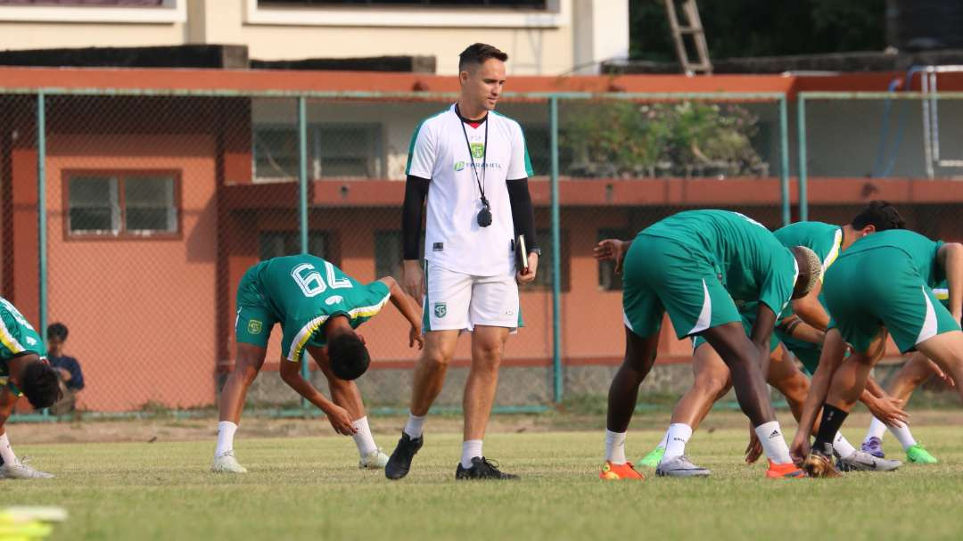 Pelatih Persebaya, Paul Munster saat memimpin sesi latihan tim. (Foto: Fariz Yarbo/Ngopibareng.id)