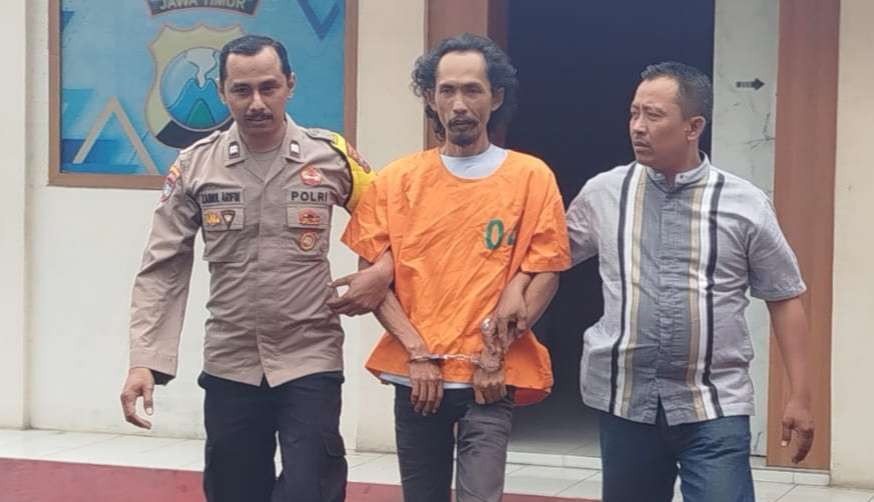 Jamik, pria yang nekat membacok suami perempuan yang dicintainya ditahan di Polsek Kalisat (Foto: Dokumentasi Polsek Kalisat)