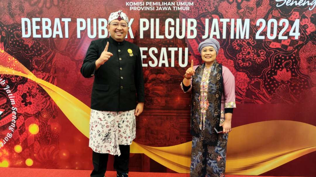 Pasangan Luluk-Lukman saat tiba di lokasi debat publik Pilgub Jatim 2024 di Graha Unesa, Surabaya, Jumat 18 Oktober 2024. (Foto: Fariz Yarbo/Ngopibareng.id)