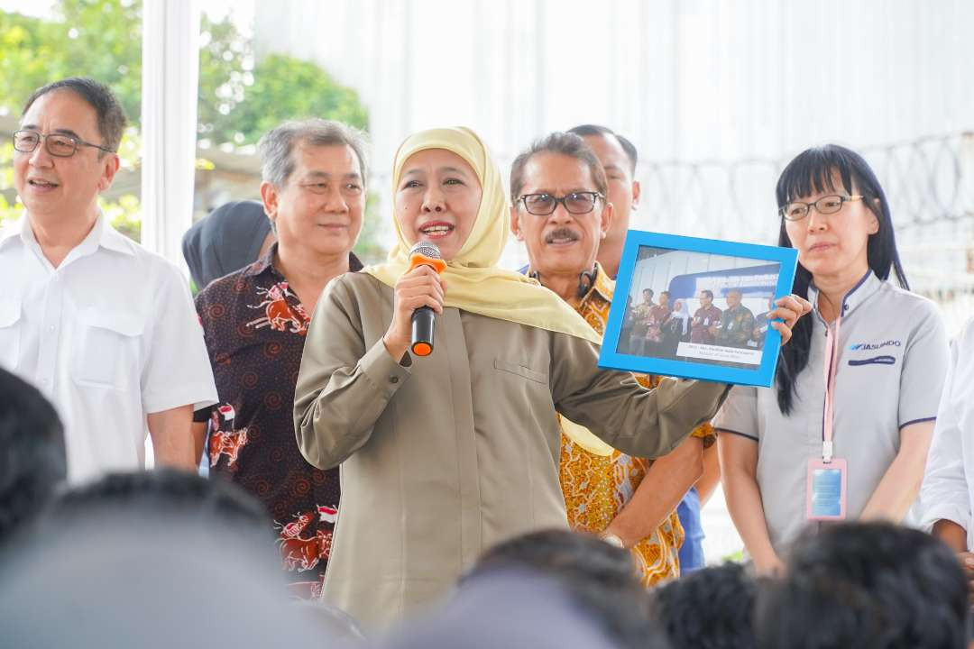 Calon Gubernur Jawa Timur Khofifah Indar Parawansa menyapa ratusan pekerja di PT Jasuindo Tiga Perkasa, Sidoarjo, Kamis 17 Oktober 2024. (Foto: Istimewa)