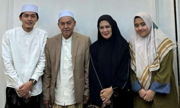 Gus Indah Blitar dan istri, bersama KH Zamzami Mahfud Lirboyo Kediri dan istrinya, Ny Hj Hannah Lirboyo. (Foto: dok/ngopibareng.id)