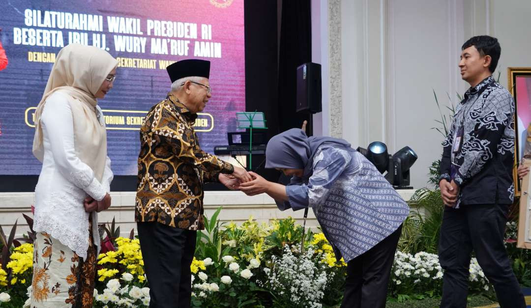 Wapres Ma'ruf Amin beserta istri, Wury Ma'ruf Amin menerima ucapan selamat saat menghadiri silaturahmi menjelang purna bakti, karena bisa mengakhiri tugasnya dengan baik. (Foto: Setwapres)