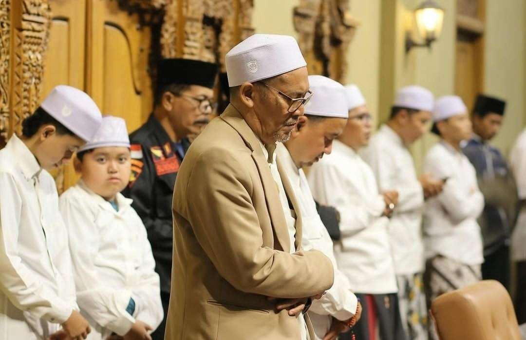 KH Zamzami, Pengasuh Pondok Pesantren Lirboyo Kediri, saat bershalawat dan Mahal Qiyam. (Foto:dok/ngopibareng.id)