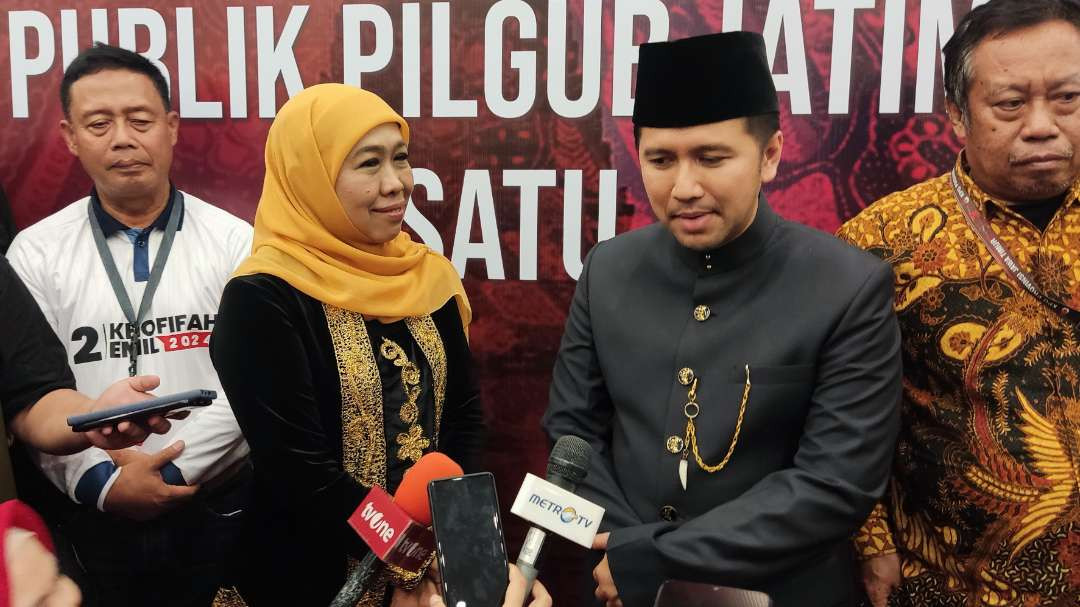 Paslon Gubernur dan Wagu Jatim nomor urut 02, Khofifah-Emil usai debat di Graha Unesa, Surabaya, Jumat 18 Oktober 2024 malam. (Foto: Fariz Yarbo/Ngopibareng.id)