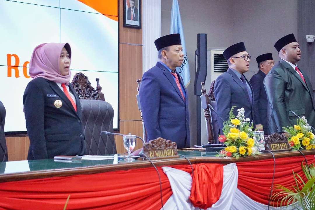 Pjs. Walikota Pasuruan Dr. Lilik Pudjiastuti, SH, MH dan, Ketua DPRD, Sekretaris Daerah Kota Pasuruan, Forkopimda, Wakil Ketua dan Anggota DPRD, Perangkat Daerah dan Camat. di Gedung DPRD Kota Pasuruan. Jumat malam 18 Oktober 2024. (Foto: Istimewa)