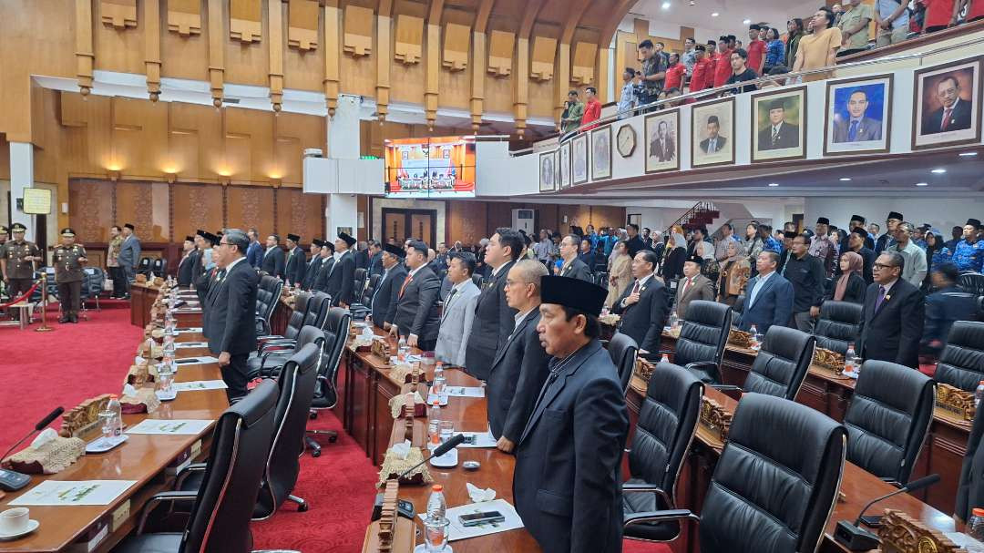 Suasana rapat paripurna pelantikan dan pengambilan sumpah atau janji pimpinan DPRD Kota Surabaya, yang tidak dihadiri sepenuhnya oleh anggota dewan. Tampak belasan kursi kosong yang tidak berpenghuni. (Foto: Julianus Palermo/Ngopibareng.id)