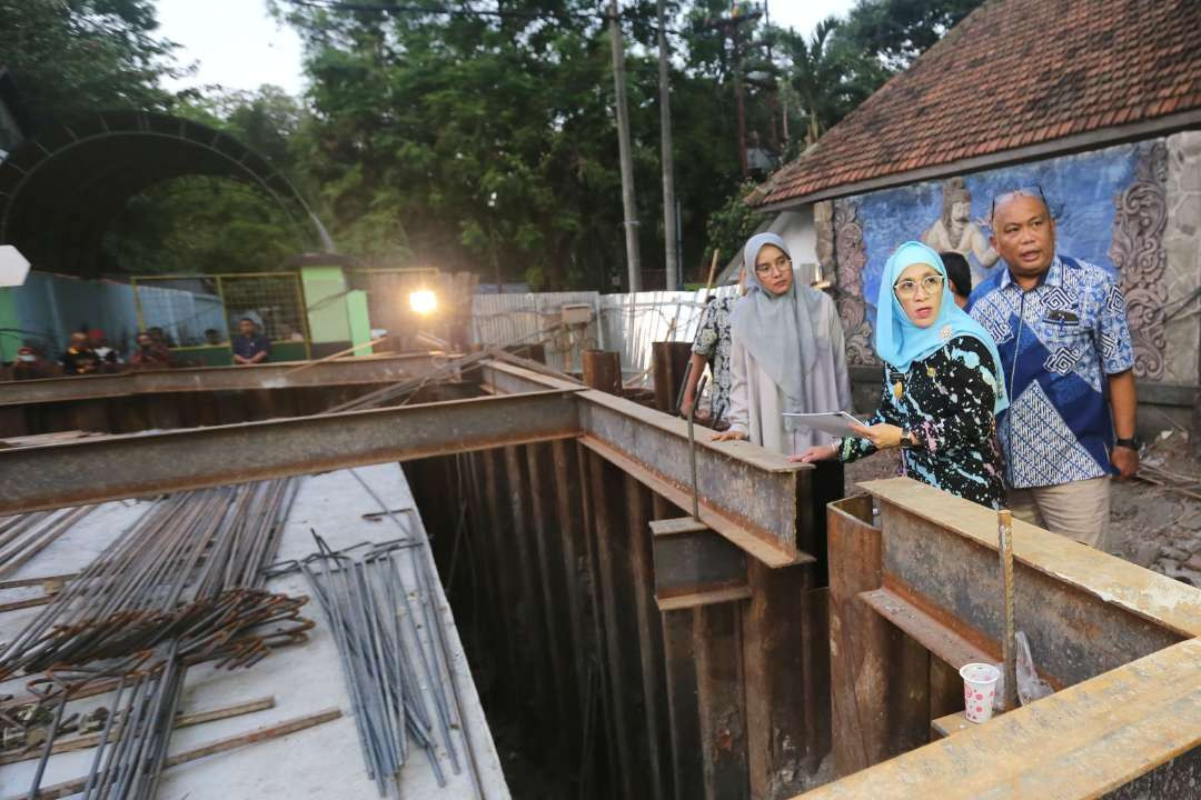 Pjs Walikota Surabaya Restu Novi Widiani saat meninjau pembangunan terowongan bawah tanah yang menghubungkan Terminal Intermoda Joyoboyo-Kebun Binatang Surabaya. (Foto: Humas Pemkot Surabaya)