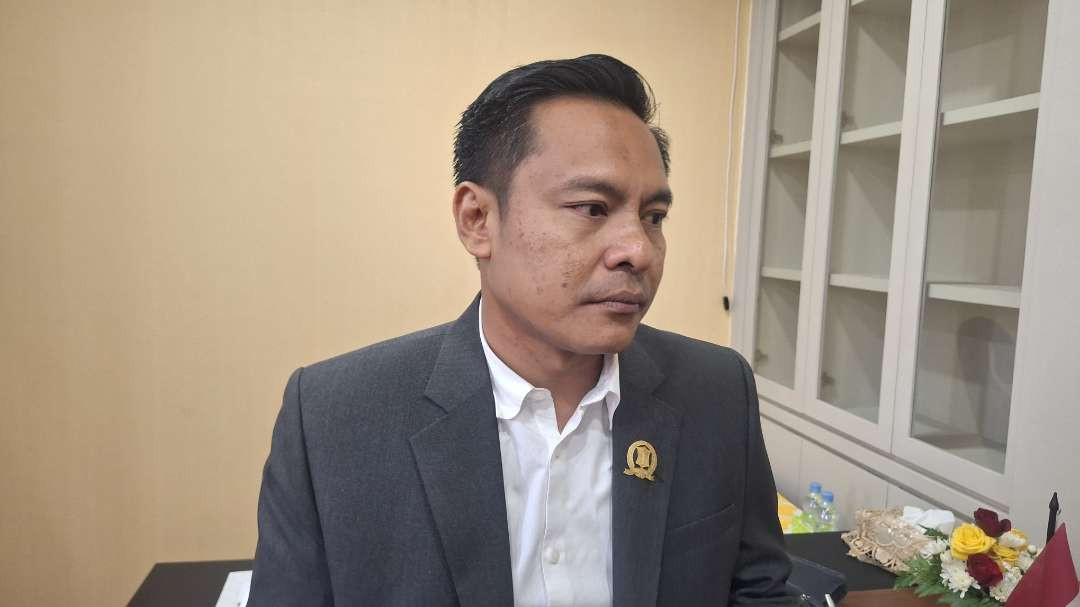 Wakil Ketua DPRD Kota Surabaya Arif Fathoni mendorong Pemkot Surabaya peka terhadap keberadaan BPR SAU sebagai BUMD milik sendiri. (Foto: Julianus Palermo/Ngopibareng.id)