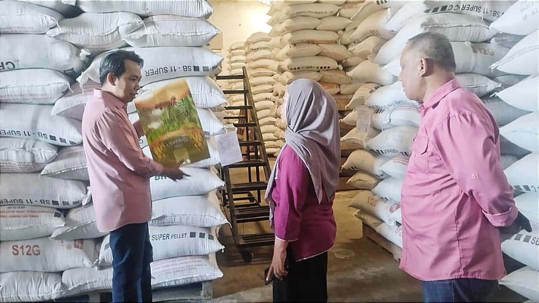 Gus Fawait saat mengunjungi perusahaan benih di Kecamatan Kaliwates, Kabupaten Jember, Jawa Timur. (Foto: Rusdi/Ngopibareng.id)