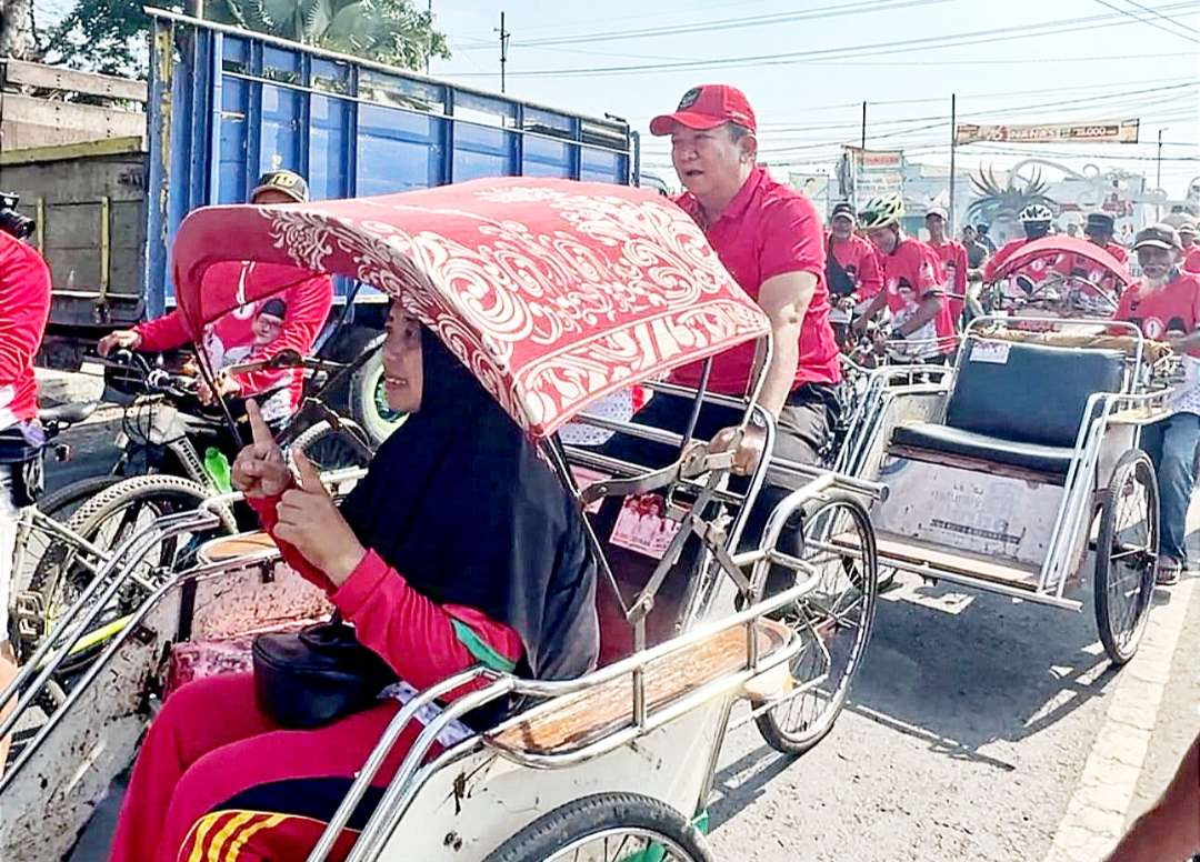 Hendy Siswanto kayuh becak menuju lokasi kampanye (Foto: Dokumentasi Tim Hendy Siswanto)