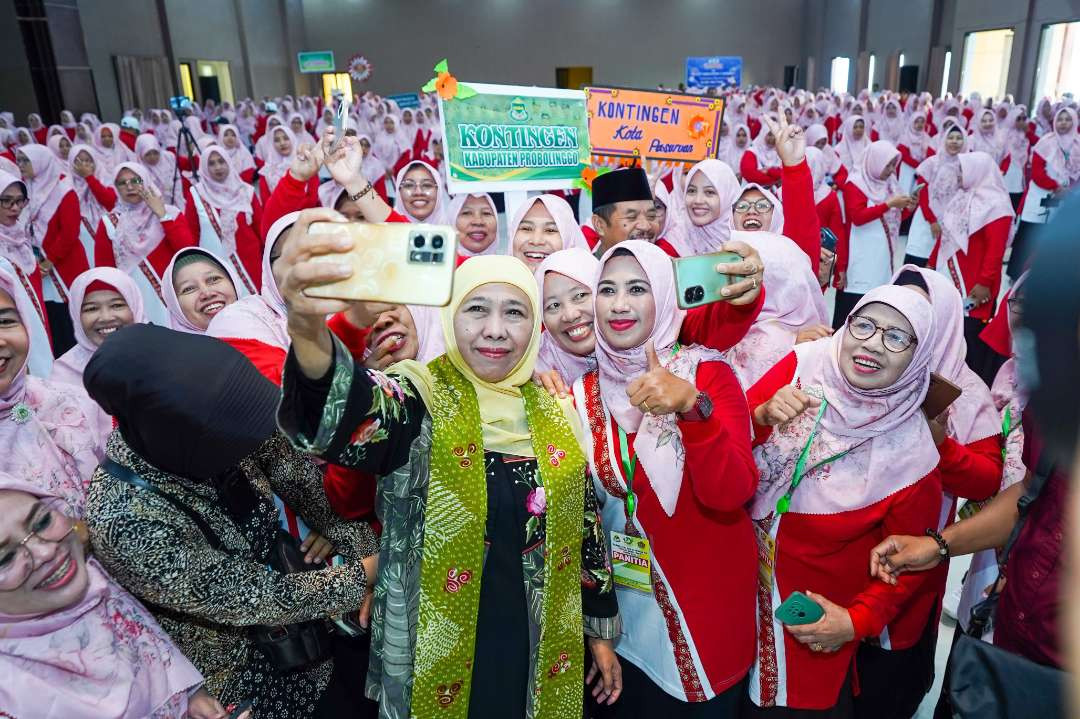 Khofifah ajak guru RA tetap ajarkan generasi alfa menulis di tengah gempuran teknologi Digital dan AI. (Foto: Istimewa)