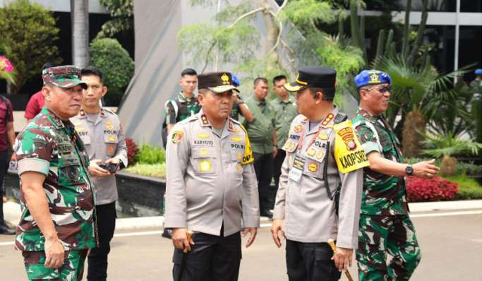 Kapolda Metro Jaya, Irjen Pol Karyoto mengecek persiapan pengamanan di Gedung DPR/MPR menjelang pelantikan Presiden dan Wakil Presiden pada Sabtu 19 Oktober 2024. (Foto: dok. pmj)