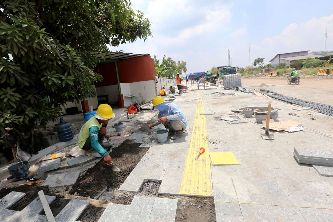 Proses pembangunan jalan Radial Road Lontar, yang diharapkan dapat memecah kemacetan di kawasan tersebut dan ditargetkan selesai tahun 2025 mendatang. (Foto: Humas Pemkot Surabaya)