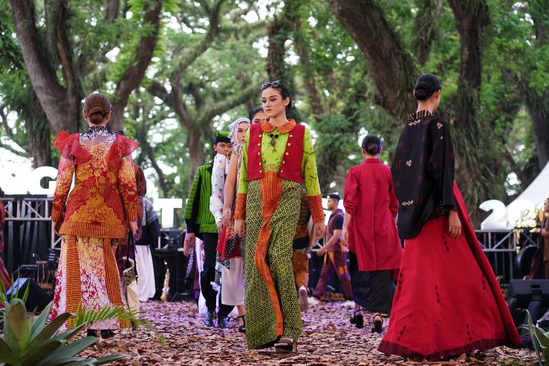 Pata talen mengenakan pakaian batik dengan motif Jenondi ajang BBF (Foto: Humas Pemkab Banyuwangi )