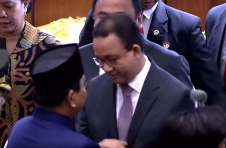 Anies Baswedan memberikan ucapan selamat pada Presiden terpilih Prabowo Subianto paa pelantikan yang digelar pada Minggu 20 Oktober 2024. (Foto: tangkapan layar di X)