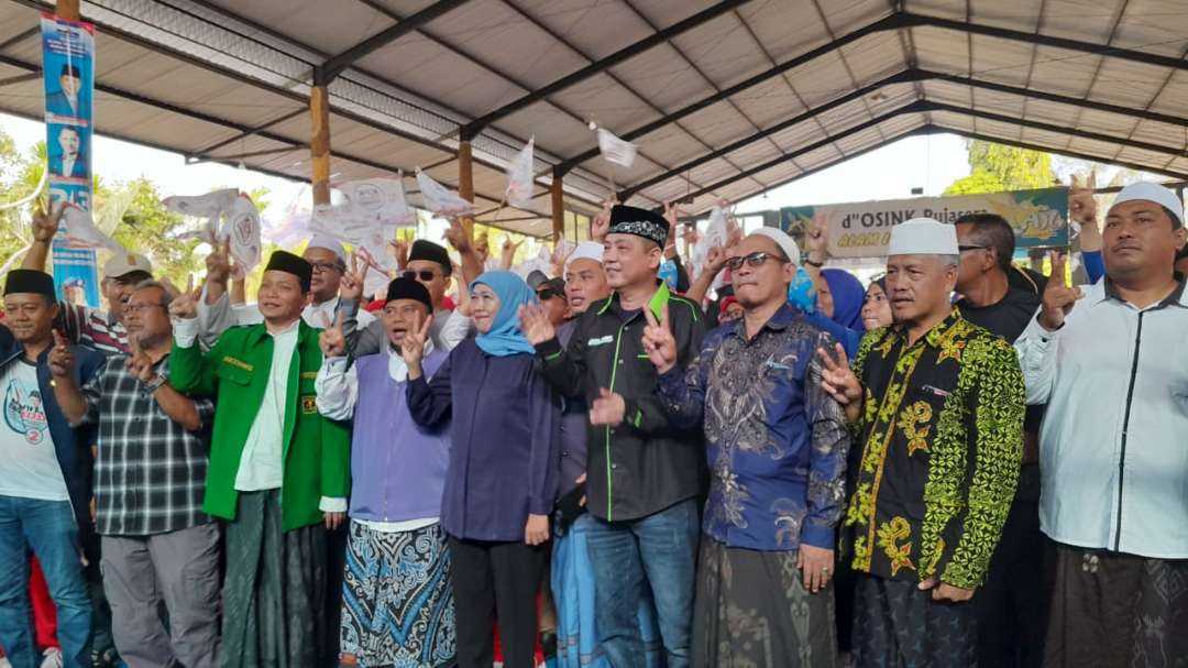 Khofifah Indar Parawansa bersama para tokoh saat melakukan kampanye di Banyuwangi (Foto: Istimewa)