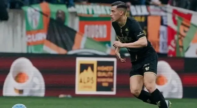 Defender Venezia yang juga bintang Timnas Indonesia, Jay Idzes diturunkan sebagai starter saat menjamu Atalanta pada laga pekan ke-8 Liga Italia. (Foto: Instagram @veneziafc)