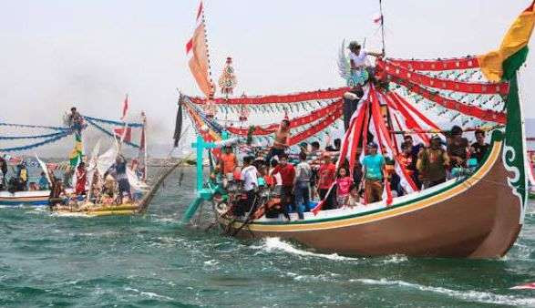 Tradisi Petik Laut memohon keselamatan dan ikan melimpah menjadi tradisi turun temurun nelayan pesisir Desa Tanjung Pecinan Kecamatan Mangaran Situbondo.(Foto: Istimewa)