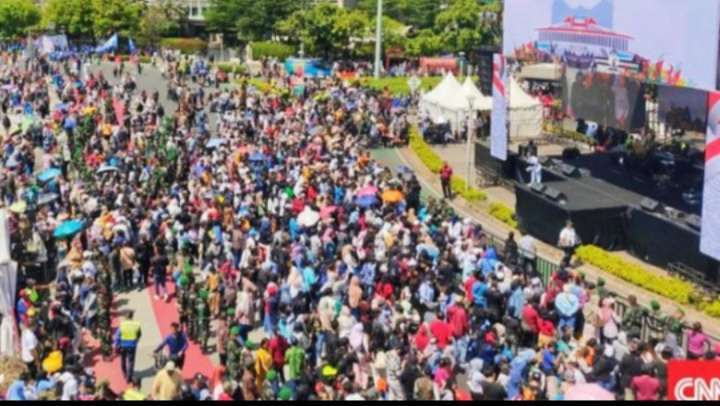 Rakyat tumpa ruah di  di jalan Sudirnam - Thamin menyambut Presiden Prabowo dan Wapres Gibran (Foto: istimewa)