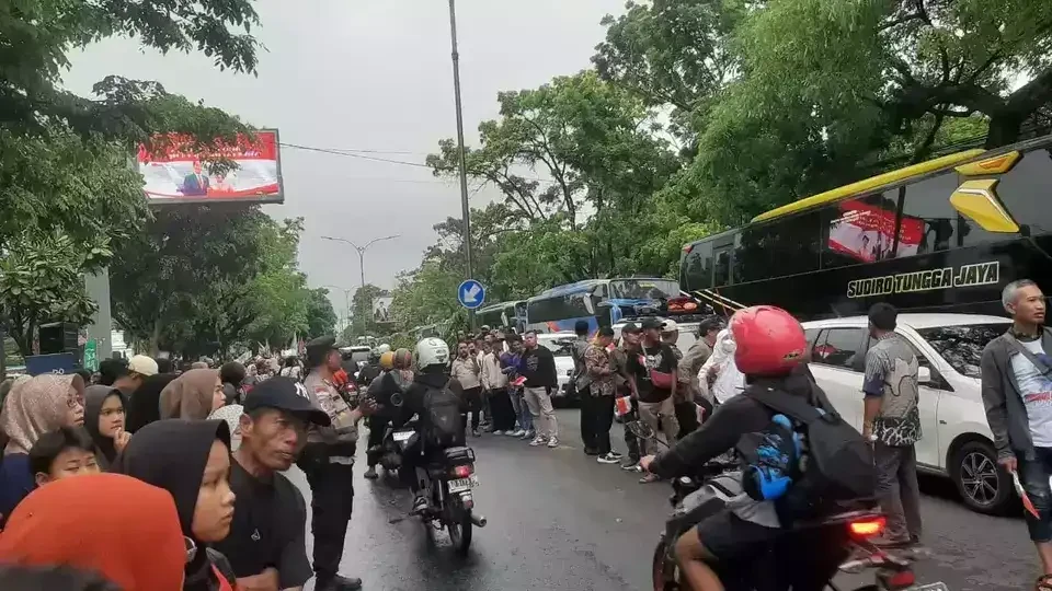 Ribuan warga memadati Kota Solo, Jawa Tengah, untuk menyambut kedatangan Presiden ke-7 Joko Widodo (Jokowi) dan istrinya Iriana. (Foto: Ant)