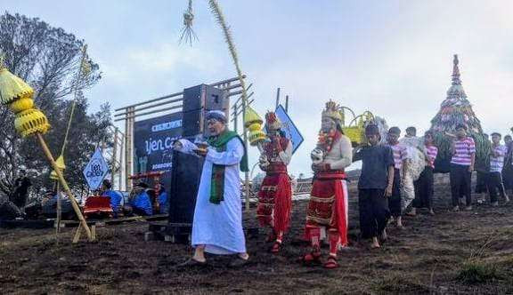 Ritual doa bersama dalam tradisi Rokat Bumi di objek wisata alam Kawah Wurung Ijen Bondowoso. (Foto: Disparbudpora Bondowoso)