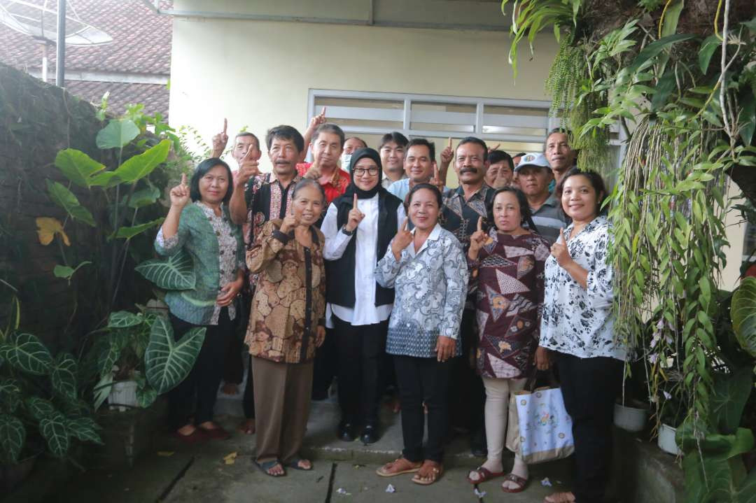 Calon Bupati Banyuwangi Ipuk Fiestiandani bersama umay Buddha Banyuwangi (foto :istimewa)