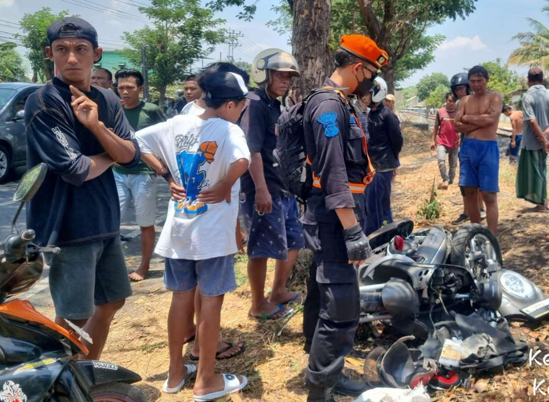 Motor yang dikendarai dua remaja putri ringsek usai ditabrak kereta api di Desa Pesisir, Kecamatan Sumberasih, Kabupaten Probolinggo. (Foto: Ikhsan Mahmudi/Ngopibareng.id)