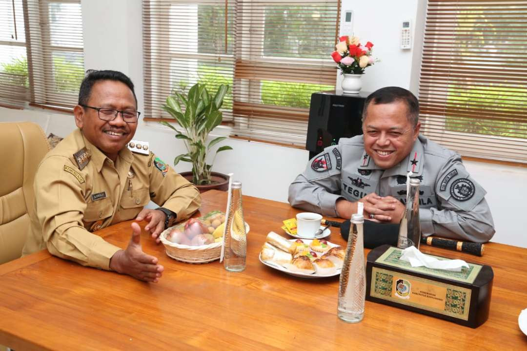 Plt. Bupati Banyuwangi Sugirah bertemu dengan Kepala Kantor Keamanan Laut Zona Maritim Tengah, Bakamla RI, Laksamana Pertama (Laksma) TNI Teguh Prasetya (Foto : Humas Pemkab Banyuwangi)