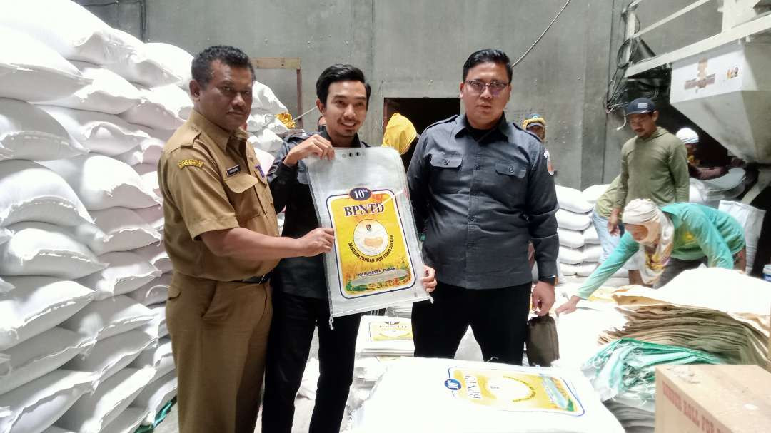 Bawaslu Tuban bersama Kepala Dinsos P3A PMD menunjukan kemasan bansos BPNTD saat meninjau gudang penyedia beras (Foto: dok. Khoirul Huda/Ngopibareng.id)