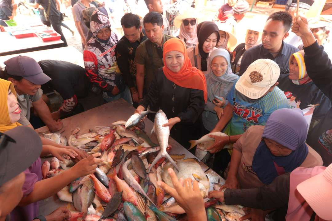 Calon Gubernur Jawa Timur Nomor Urut 2 Khofifah Indar Parawansa menerima banyak aspirasi dan masukan dari nelayan Muncar, Banyuwangi. (Foto: Dok Khofifah IP)