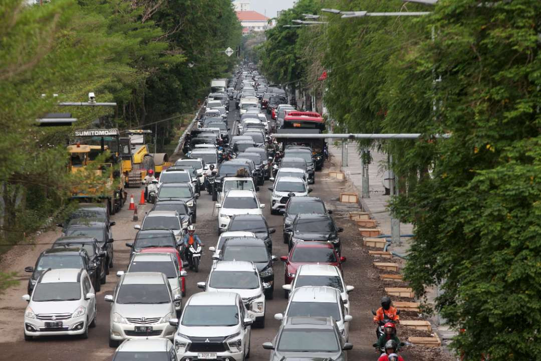 Para pengendara motor yang melintas di sekitar proyek pengerjaan Jalan Mayjend Sungkono mengeluhkan debu. (Foto: Humas Pemkot Surabaya)