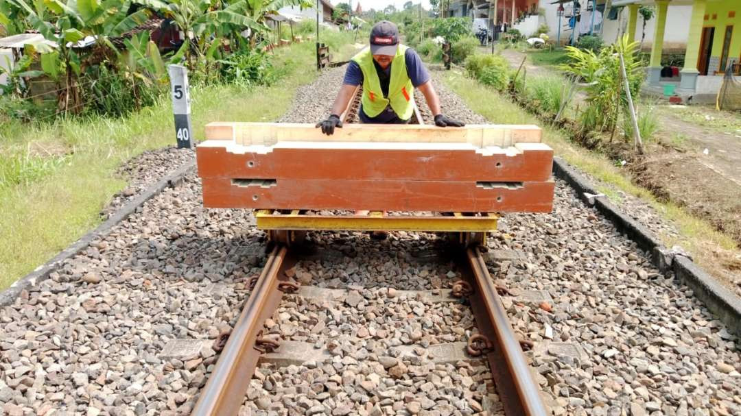 KAI Daop 9 mulai melakukan penggantian bantalan rel KA berbahan kayu dengan bantalan berbahan sintetis (foto: istimewa)