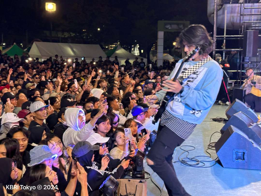 Ribuan pengunjung Indonesia Japan Friendship Festival (IJFF) 2024 menyanyikan lagu Indonesia Pusaka sebagai pembuka penampilan grup J-Rocks di Yoyogi. (Foto: KBRI Tokyo)