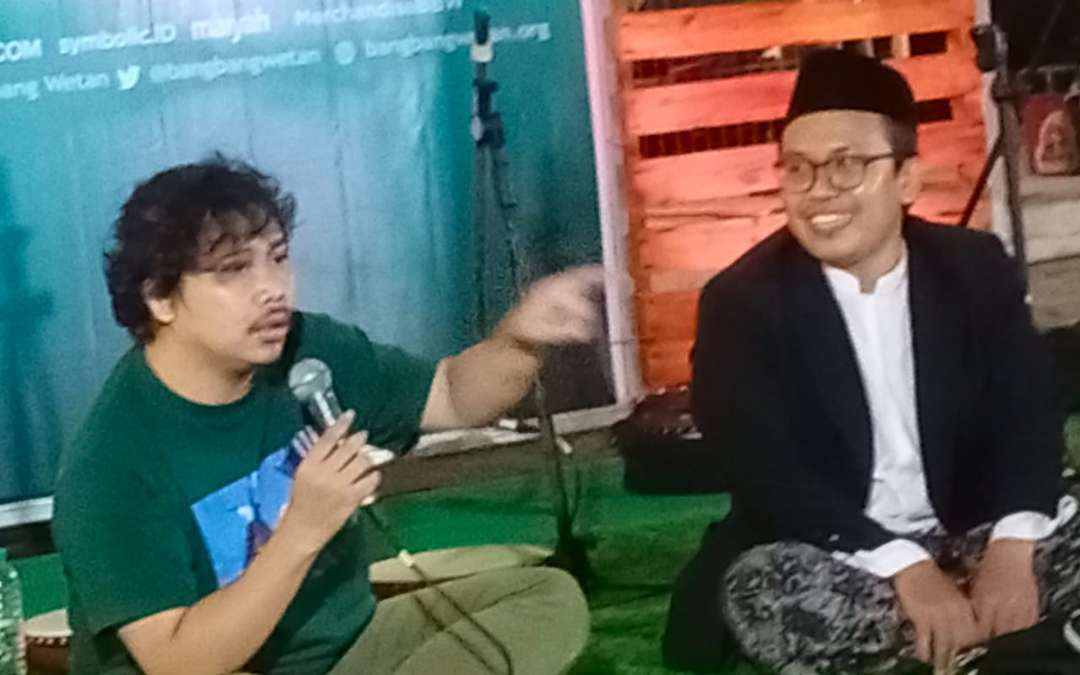 Mengangkat tema “Membaca takdir nusantara, menuju Indonesia berdaulat” menghadirkan tiga narasumber dari beragam latar belakang profesi. Yakni Dr Trijoyo, akademisi, Komikal Fuad Andi Sasmita dan Totenk Rosmawan, pimpinan Sanggar Lidi Surabaya. (Foto: Istimewa)