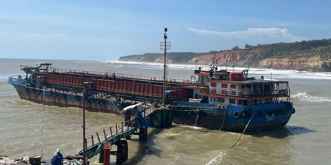 Operasional satu kapal keruk pasir (dredger) berbendera Indonesia di perairan Bengkulu.(Foto: dok. KKP)