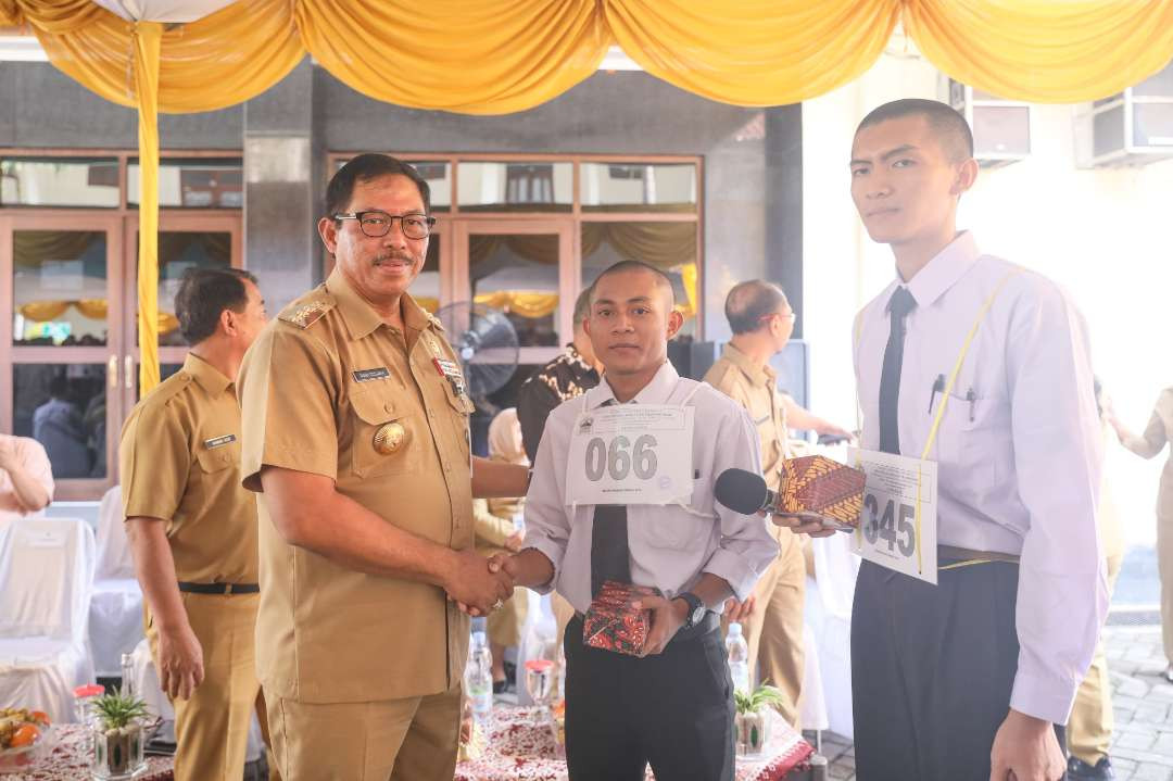 Pj Gubernur Jawa Tengah, Nana Sudjana menyampaikan selamat ke perwakilan peserta magang. (Foto: Istimewa)