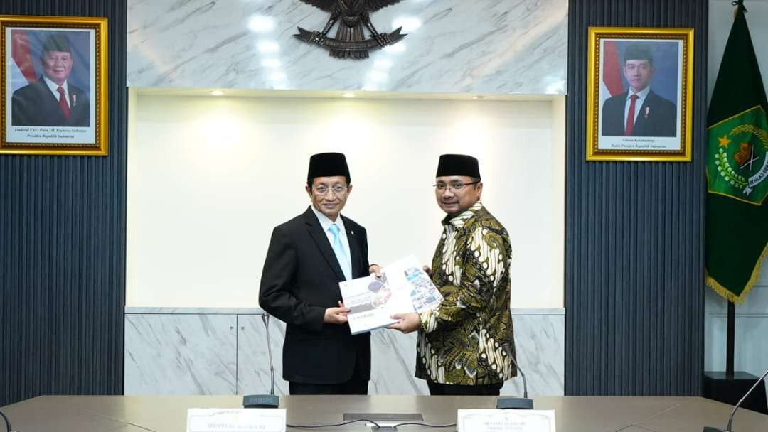 Menteri Agama (Menag) Periode 2020-2024, Yaqut Cholil Qoumas secara resmi menyerahkan jabatannya kepada Menag periode 2024-2029, Nasaruddin Umar. (Foto: Dok Kemenag)